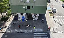 Były donice, dostawili słupki. O co tu chodzi?