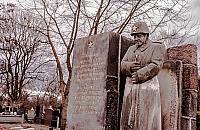 Pomnik pod czerwoną gwiazdą