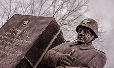 Pomnik pod czerwoną gwiazdą