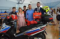 Gikiewicz i Stanowski na Bia³o³êce. Defibrylator w prezencie dla szko³y