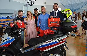 Gikiewicz i Stanowski na Białołęce. Defibrylator w prezencie dla szkoły