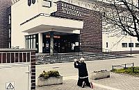 Kazik na kolanach przed ratuszem Białołęki. O co chodzi?