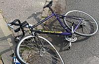 Potrącił rowerzystę i uciekł. "Policja próbowała mnie spławić"