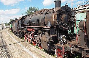 Przedwojenne parowozy rdzewieją pod chmurką. Potrzebna pilna renowacja
