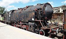 Przedwojenne parowozy rdzewieją pod chmurką. Potrzebna pilna renowacja