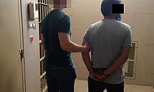 Brutalny atak na Mirowie. "Uderzał metalową rurką"