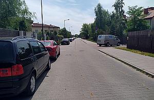 Jeziorowa z zakazem postoju. Co z przedłużeniem drogi?