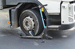 Wypadek na Modlińskiej. Hulajnogista wjechał pod ciężarówkę