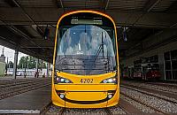 Nowe tramwaje dla Warszawy. Koniec z piskiem na zakrętach?