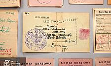Anonimowy darczyńca zaskoczył muzeum. Przekazał prawie 400 legitymacji powstańców
