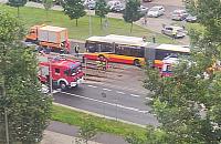 Zderzył się z autobusem, wylądował na torach