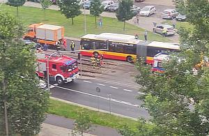 Zderzył się z autobusem, wylądował na torach