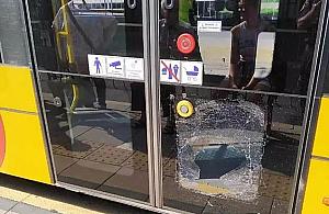 "Agresywna pasażerka" na Kole. Wybiła szybę w tramwaju