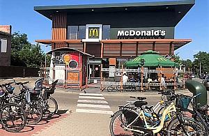 McDonald's z płatnym parkowaniem. Powód? Wodny plac zabaw