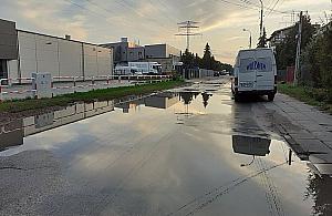 Ulica na Jelonkach czeka na remont. "Prędzej człowiek stanie na Marsie"