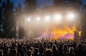 Sztywny Pal Azji, Chłopcy z Placu Broni, Nergal. Wysyp koncertów na Woli