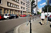 Słupki przed siedzibą drogowców. Szewc bez butów nie chodzi