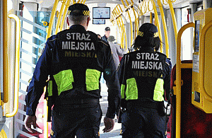 Pasażerka z psem wyrzucona z autobusu. Straż miejska i policja na pętli Młociny