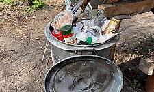 Morskie Oko tonie w śmieciach. Odwiedzający sprzątają społecznie