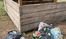 Morskie Oko tonie w śmieciach. Odwiedzający sprzątają społecznie