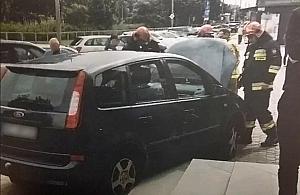 Pijany kierowca wjechał w schody. Prawie rozjechał kobietę z dzieckiem