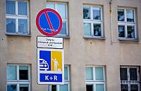 Spór o odwożenie dzieci do szkół. Komu przeszkadzają parkingi kiss&ride?