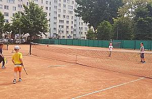 Tenis na Wawrzyszewie. Korty są, chętnych nie ma