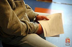 Nagi mężczyzna skakał po autach