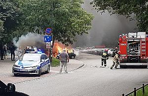 Groźny pożar aut na Chomiczówce