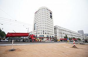 Deszcz zaskoczył drogowców. Marszałkowska rozgrzebana na dłużej