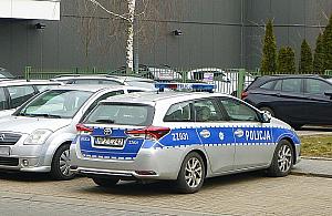 Siedział w aucie i... kłócił się sam ze sobą. Interweniowała policja