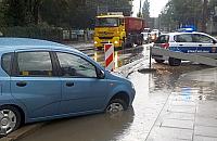 Auto zawisło na Wincentego. Pomogli kamieniarze i strażnicy miejscy