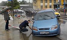 Auto zawisło na Wincentego. Pomogli kamieniarze i strażnicy miejscy