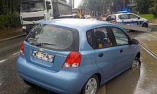 Auto zawisło na Wincentego. Pomogli kamieniarze i strażnicy miejscy