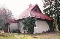 Tajemnicza gajówka w Międzylesiu. Pod tynkiem kryje się drewno