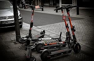 500 zł mandatu za przekroczenie "prędkości pieszego". Niejasne przepisy dla hulajnóg