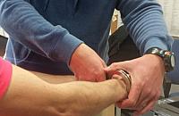 Wraz z nowym partnerem brutalnie pobi�a by�ego