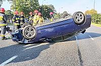 Groźny wypadek na Czecha. Auto dachowało