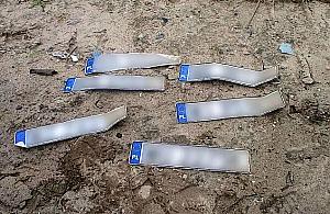 Tablice rejestracyjne w krzakach. Sprawę zbada policja