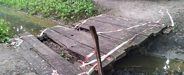 Mieszkańcy wpuszczeni w kanał. Dlaczego zlikwidowano kładkę?