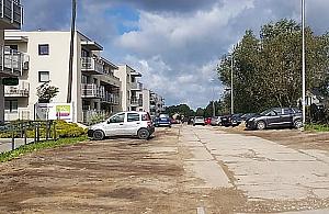 Budowa ulicy nie może ruszyć. Blokują ją zaparkowane auta