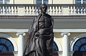 Niezwykłe dzieje pomnika Słowackiego. Co ukryto w cokole?