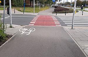 Bubel na Ciołka. Piesi wychodzą zza ściany pod koła rowerzystów