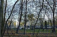 Blok zamiast drzew przed siedzibą IMGW przy Marymonckiej?