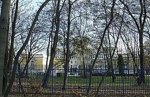 Blok zamiast drzew przed siedzibą IMGW przy Marymonckiej?