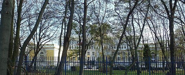 Blok zamiast drzew przed siedzibą IMGW przy Marymonckiej?