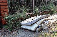 Stare meble walają się po Wawrze. Wina Lekaro czy mieszkańców?