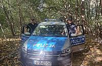 Odnaleźli w lesie wycieńczonego 89-latka. Nieśli go dwa kilometry