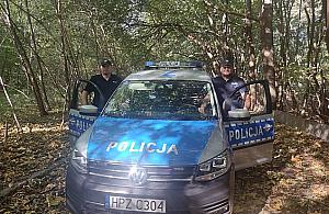 Odnaleźli w lesie wycieńczonego 89-latka. Nieśli go dwa kilometry