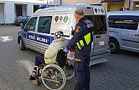 Pomogli niepełnosprawnemu bezdomnemu. Mimo chłodu spał na ławce